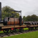 Bimbrownia w kształcie lokomotywy i wagonu z beczkami bimbru